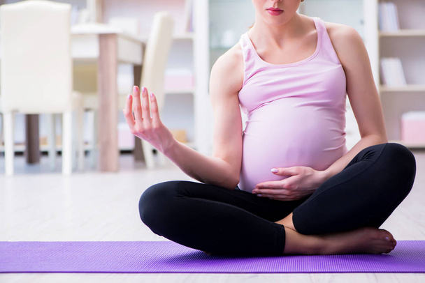 Femme enceinte faisant de l'exercice en prévision de l'accouchement - Photo, image