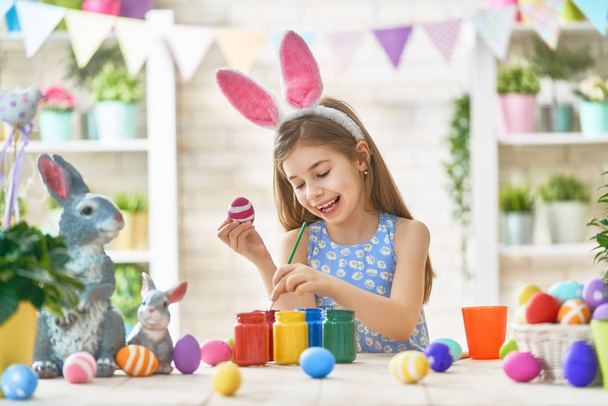child painting eggs - Fotó, kép