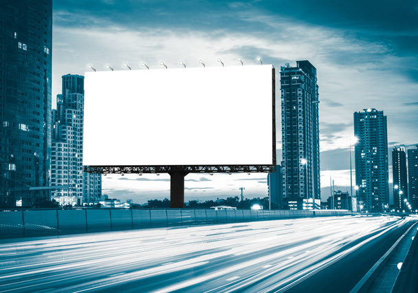 Порожній рекламний щит на шосе під час сутінків з міським тлом з відсічним контуром на екрані- може бути використаний для відображення ваших продуктів або реклами
 - Фото, зображення