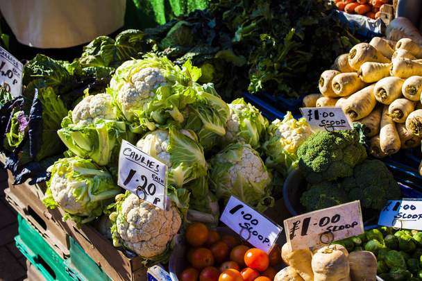 Λαχανικά και φρούτα στην αγορά με διάφορα πολύχρωμα φρέσκα φρούτα και λαχανικά - Φωτογραφία, εικόνα