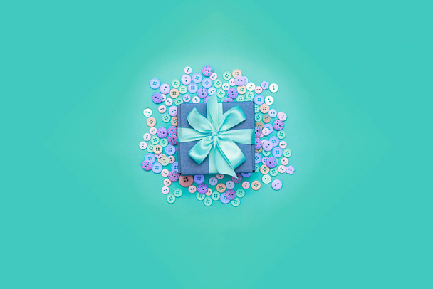 Caja de regalo decorativa con un fondo de color
. - Foto, imagen