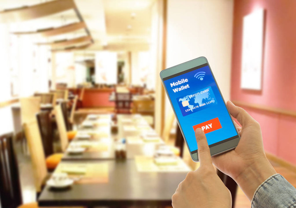 eine digitale Brieftasche, um Waren und Dienstleistungen in Restaurants bequem und schnell zu bezahlen. - Foto, Bild