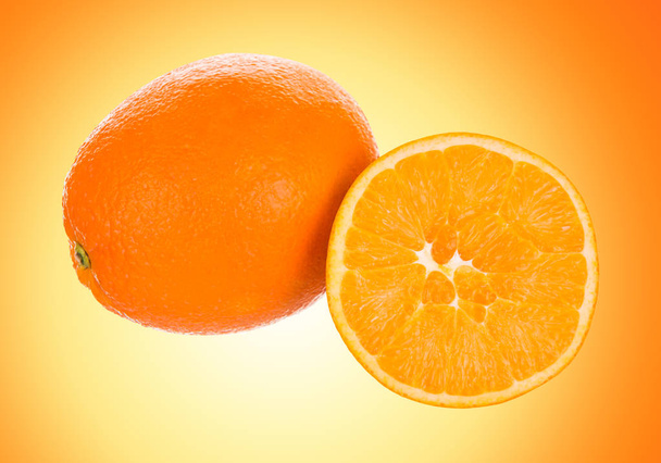 Fruta laranja fatiada em um fundo laranja
. - Foto, Imagem