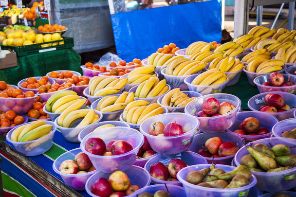 Marché aux légumes et fruits avec divers fruits et légumes frais colorés
 - Photo, image