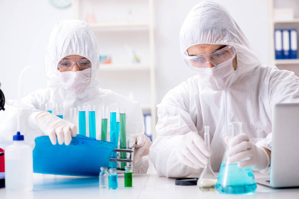Dois químicos a trabalhar no laboratório - Foto, Imagem