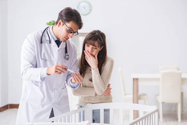 Doctor explaining to young mother  - Photo, Image