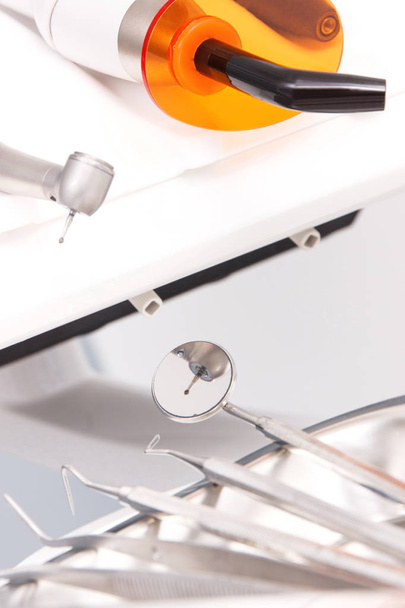 Ensemble d'outils et d'instruments dentaires utilisés par les dentistes au cabinet de stomatologie
 - Photo, image