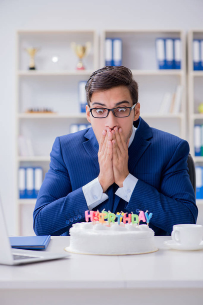 Joven hombre de negocios celebrando cumpleaños solo en la oficina - Foto, Imagen