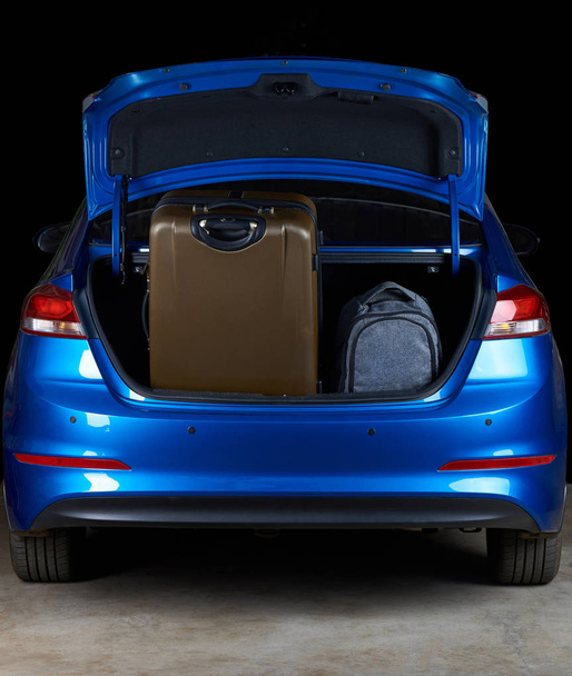 Soporte de equipaje en el maletero del coche moderno
 - Foto, Imagen