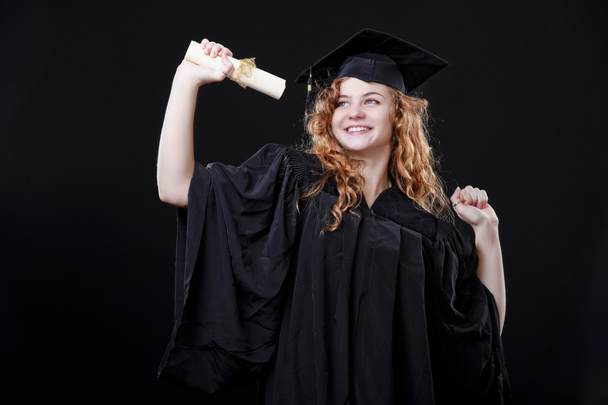 Студійний портрет красивої кучерявої студентки-випускниці, одягненої в чашку і сукню
 - Фото, зображення