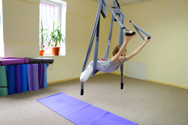 Menina executa em elementos acrobáticos de ar
. - Foto, Imagem