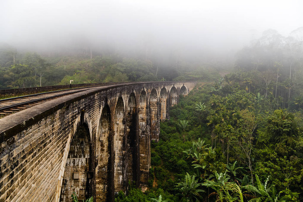 Міські залізниці в горах Елла (Шрі - Ланка). - Фото, зображення