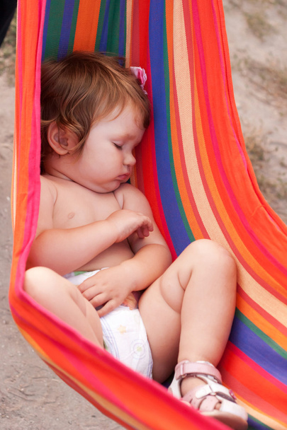 Bébé écharpe de sommeil comme hamac
 - Photo, image