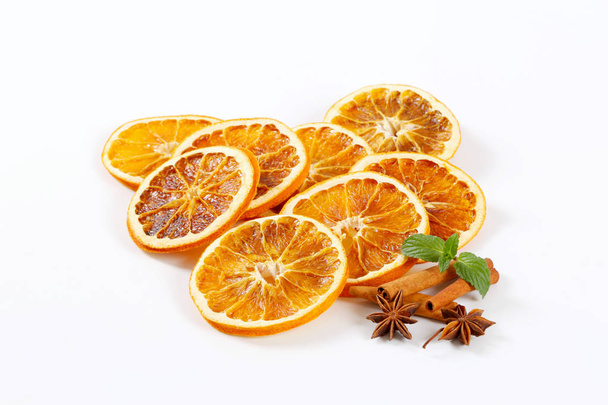 Αποξηραμένα φέτες πορτοκαλιού με μπαχαρικά - Φωτογραφία, εικόνα