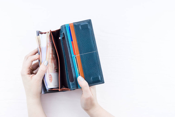 purse with money in hands - Foto, afbeelding