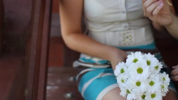 Mädchen mit einem Strauß Kamillenblüten - Filmmaterial, Video