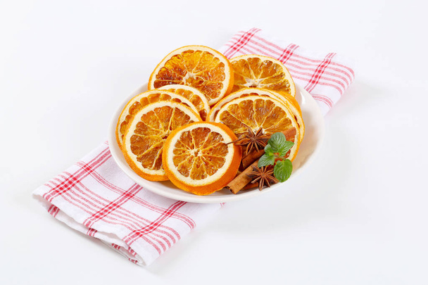 Fatias de laranja secas com especiarias
 - Foto, Imagem