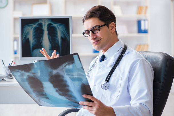 radiologista médico olhando para imagens de raios-x - Foto, Imagem