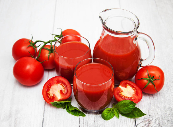 Óculos com suco de tomate
 - Foto, Imagem