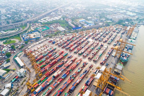 Embarcación de contenedores en vista superior del puerto comercial de importación desde el dron, logística empresarial
 - Foto, imagen