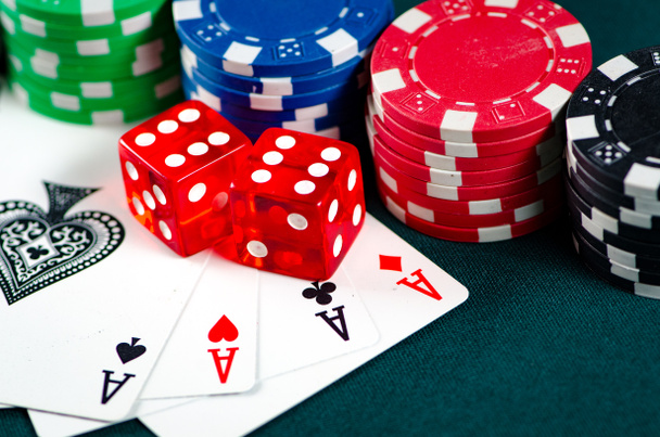 Chips und Karten auf dem Casino-Tisch  - Foto, Bild