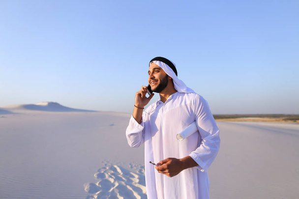 Mužské Emirati Návrhář dokončí průzkum lokality výstavby Sit - Fotografie, Obrázek