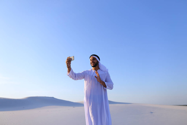 Portret van Arabische sjeik man met gadget die communiceert in  - Foto, afbeelding