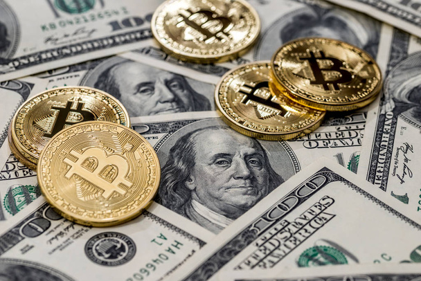 Bitcoin vs nosotros billetes de dólar
 - Foto, imagen