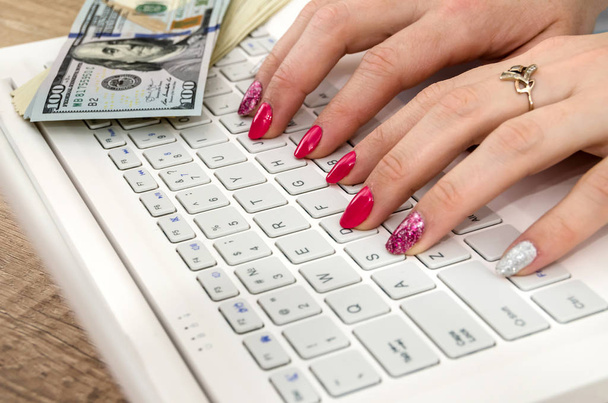 Руки жінки на клавіатурі ноутбука
 - Фото, зображення
