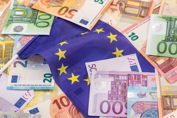 euró a számlák az európai zászló háttér. - Fotó, kép
