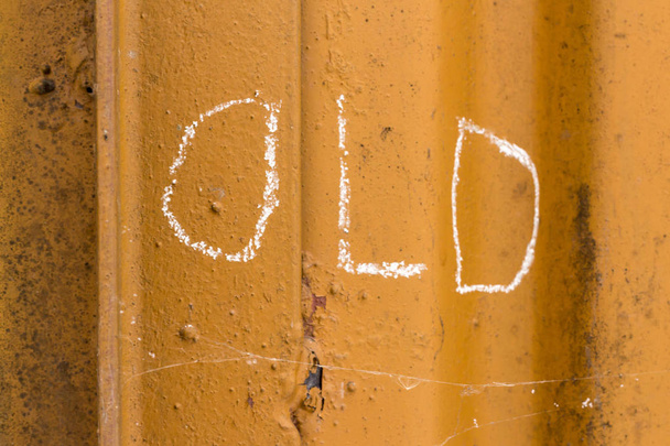 Vecchia calligrafia con gesso su sfondo in metallo arancione
 - Foto, immagini