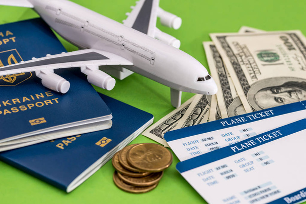Αεροπλάνο, διαβατήριο, εισιτήριο και Δολάριο σε πράσινο - Φωτογραφία, εικόνα