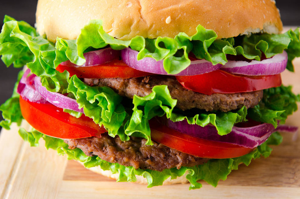 Burger im Brötchen im Fast-Food-Konzept - Foto, Bild