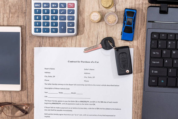 φορητός υπολογιστής, έγγραφο σχετικά με την αγορά, δολάριο, Αριθμομηχανή, στυλό και παιχνίδι αυτοκίνητο - Φωτογραφία, εικόνα