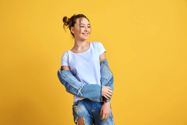 Cheerful woman in casual denim clothes - Foto, afbeelding
