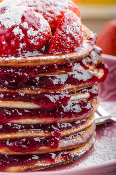 Pancakes strawberry, sugar and jam - Foto, immagini