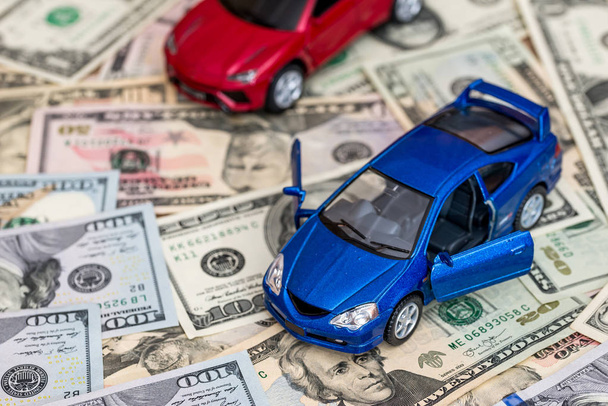red and blue cars with dollar - Foto, Imagen
