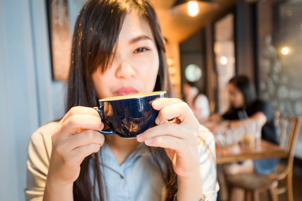 Las mujeres de negocios tienen taza de café con leche en la cafetería vintage
 - Foto, Imagen
