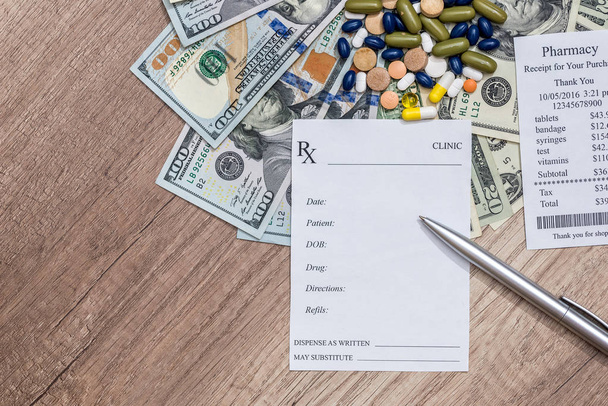 Custo da medicina - em branco, dinheiro e caneta
 - Foto, Imagem