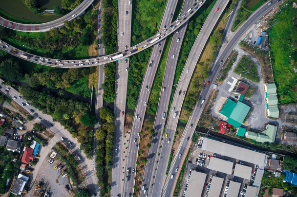 Luchtfoto van verkeer kruispunt stad weg neerkijken met groene boom - Foto, afbeelding
