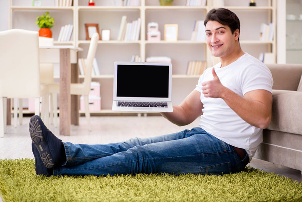 Hombre trabajando en el ordenador portátil en casa en el suelo de la alfombra - Foto, imagen