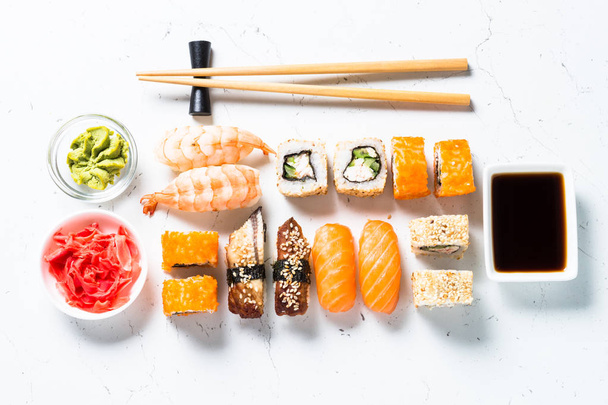 Набор суши и суши на белом фоне
. - Фото, изображение