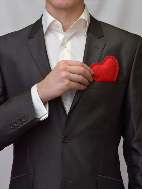 Человек с декоративным сердцем
 - Фото, изображение