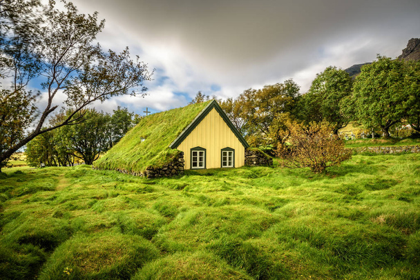 Iglesia del césped en el pueblo icelandés de Hof, Skaftafell Islandia
 - Foto, imagen