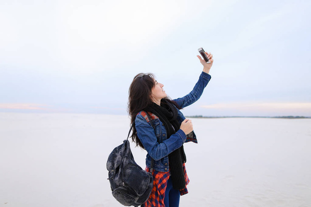     Lehrerin macht Selfies mit Smartphone auf See - Foto, Bild