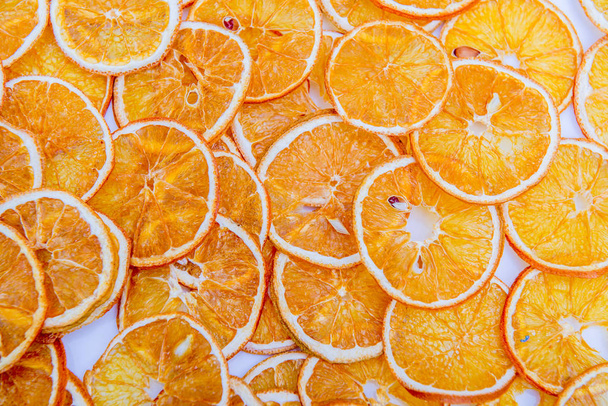 Patrón arreglado con rodajas de naranja seca
 - Foto, Imagen