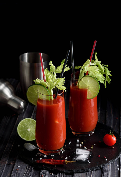 Кровавый коктейль и ингредиенты: перец чили, лайм, сельдерей
, - Фото, изображение