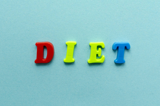 слово "диета" из пластиковых цветных букв на голубой бумаге;
 - Фото, изображение