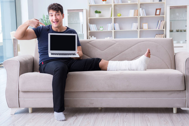 Άντρας με σπασμένο πόδι αναρρώνει στο σπίτι - Φωτογραφία, εικόνα