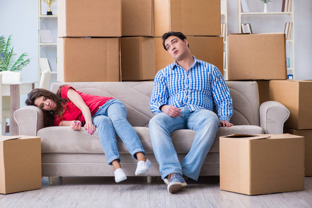 Молодая пара переезжает в новый дом с коробками - Фото, изображение